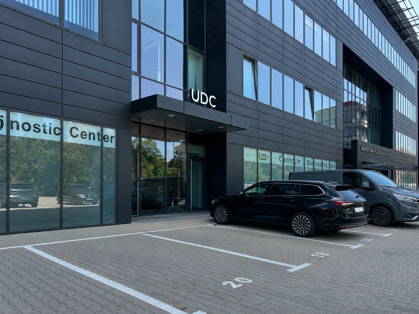 Wejście do Universal Diagnostic Center w budynku Mokotów Plaza z prywatnym parkingiem